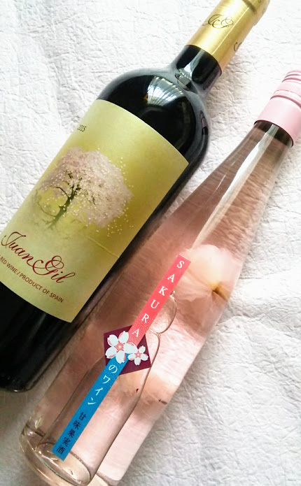 桜の花がデザインされたラベルのワインは、テーブルに飾るだけでお花見のコーディネートに使えます。