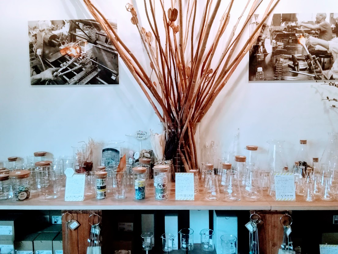 清澄白河「リカシツ」の店内。理化学製品をインテリアやコーヒー道具として使うことを提案したおしゃれなショップです。