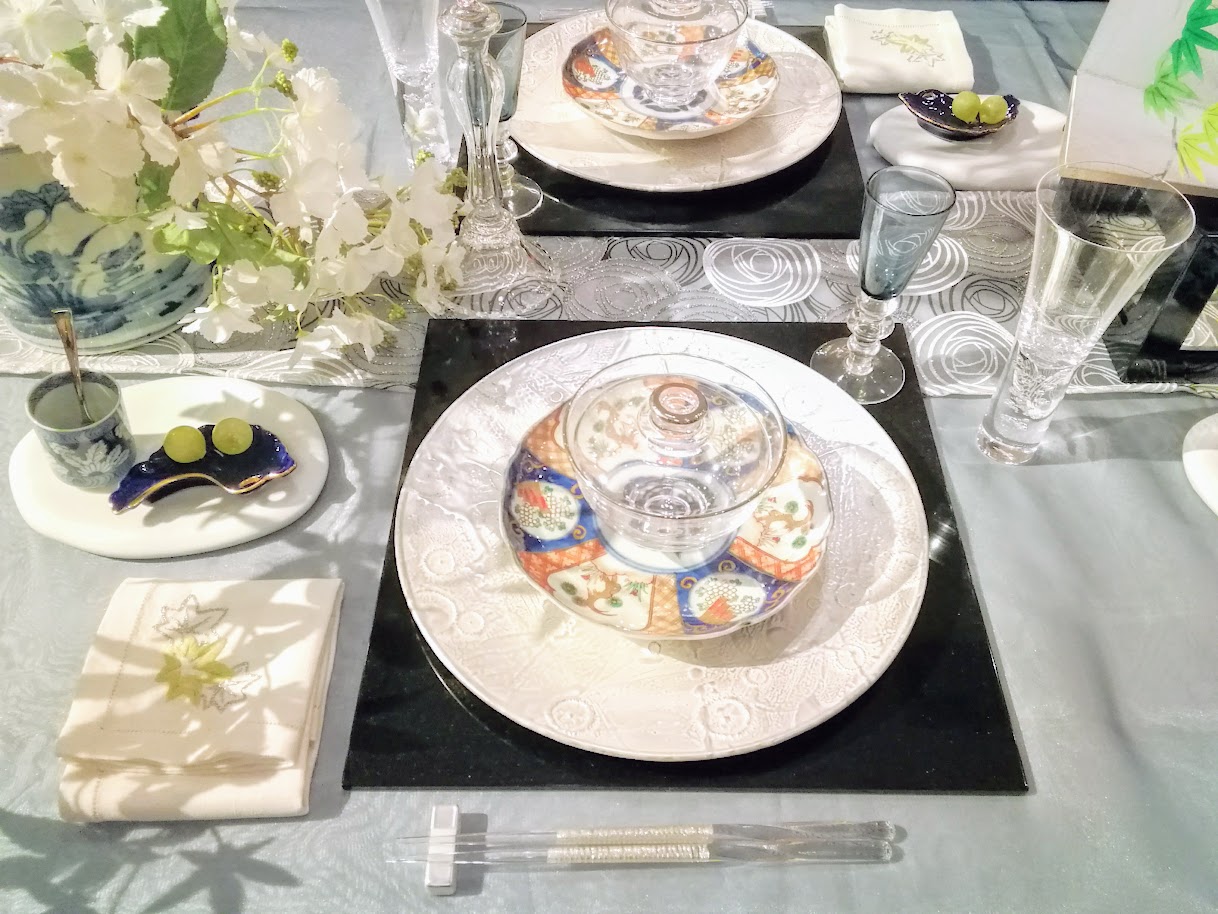 ガラス食器をふんだんに使った夏のテーブルコーディネイト。伊万里焼の華やかなお皿にガラスのお椀を重ねることで、美しい柄が引き立ちます。