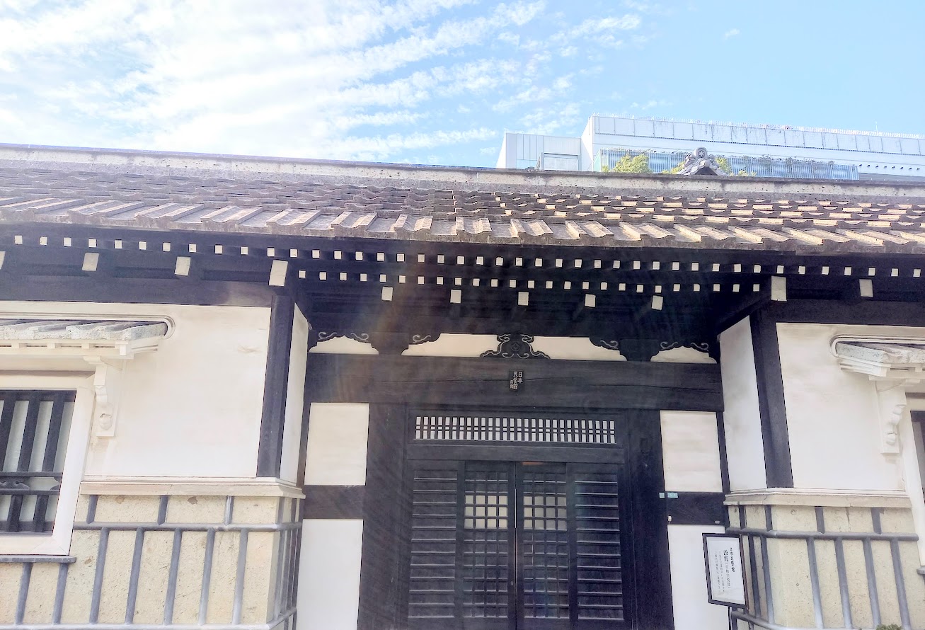 日本民藝館の西館は、創設者・柳宗悦の旧宅です。館内は見学可能。1階ではテレビによる解説もあります。