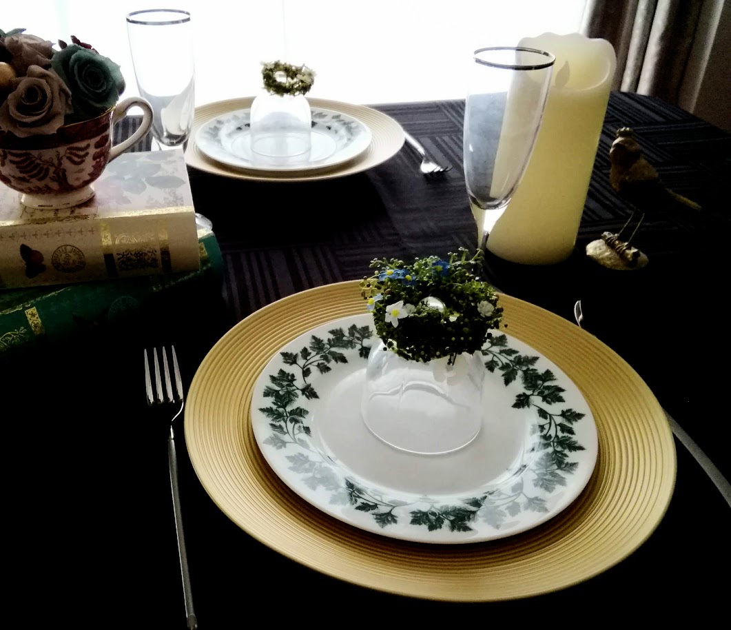 クリスマスのテーブルコーディネート。100円ショップのガラスドームの上にリースを置いてデコレーション。